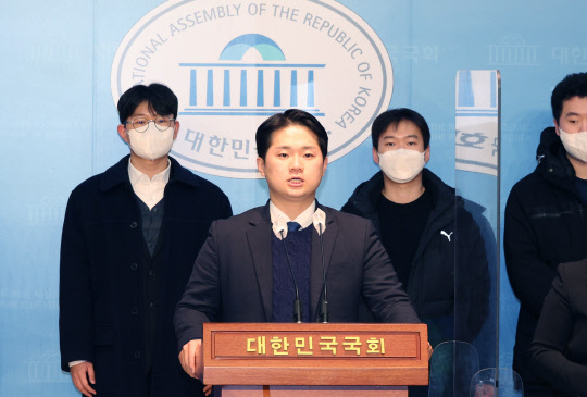 '국민의힘 청년당원 100인' 대표 김우영씨(가운데)를 비롯한 청년당원들이 9일 오전 국회 소통관에서 '청년당원 100인, 나경원 당 대표 출마 요청 및 당원 중심 공정전당대회 촉구 기자회견'을 하고 있다.<연합뉴스>